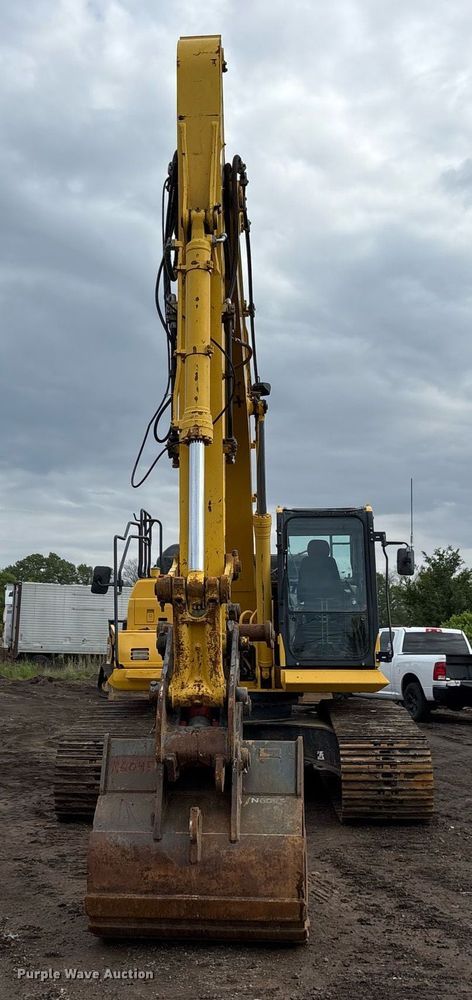 image for item OB9685 2016 Komatsu PC240LC-11 excavator