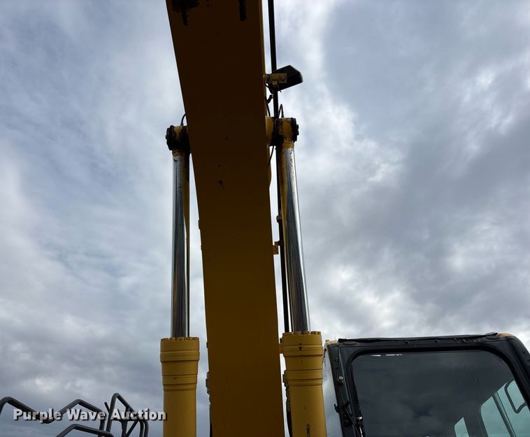 image for item OB9685 2016 Komatsu PC240LC-11 excavator