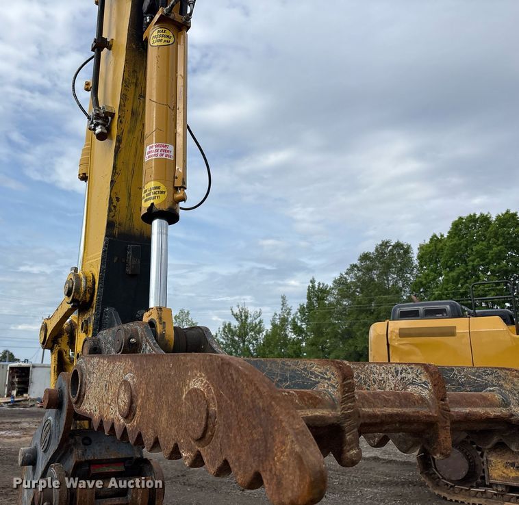 image for item OB9685 2016 Komatsu PC240LC-11 excavator
