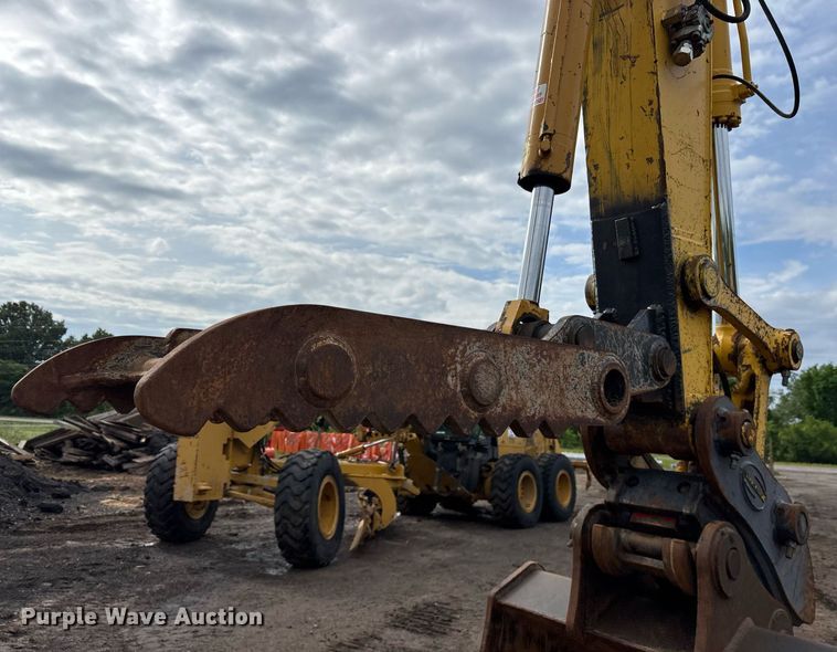 image for item OB9685 2016 Komatsu PC240LC-11 excavator