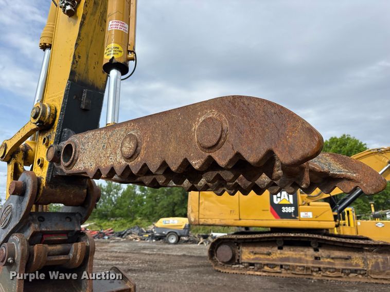 image for item OB9685 2016 Komatsu PC240LC-11 excavator