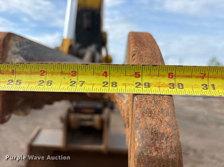 image for item OB9685 2016 Komatsu PC240LC-11 excavator