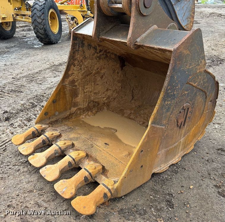 image for item OB9685 2016 Komatsu PC240LC-11 excavator