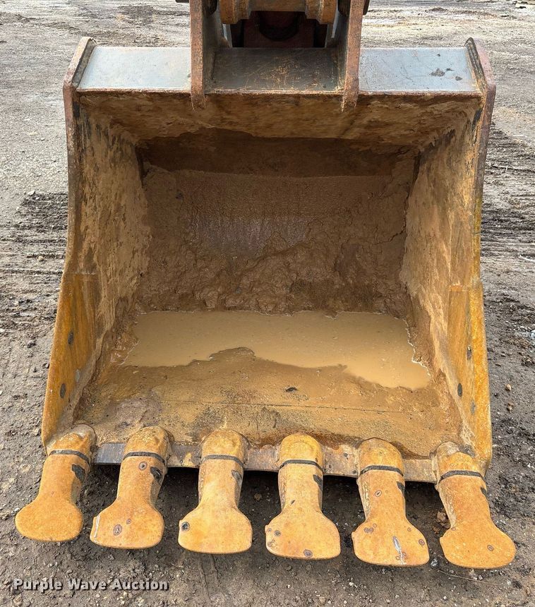 image for item OB9685 2016 Komatsu PC240LC-11 excavator