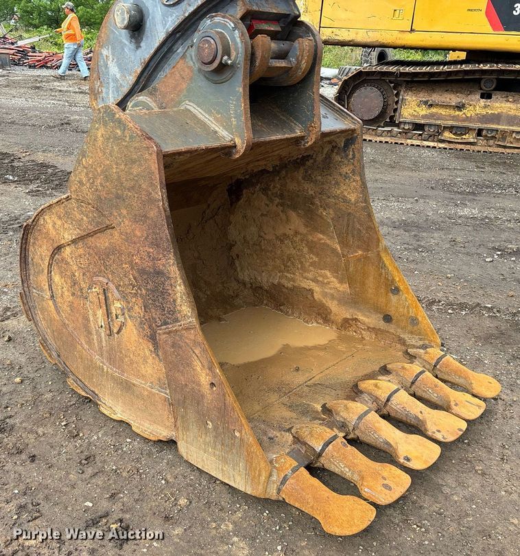 image for item OB9685 2016 Komatsu PC240LC-11 excavator