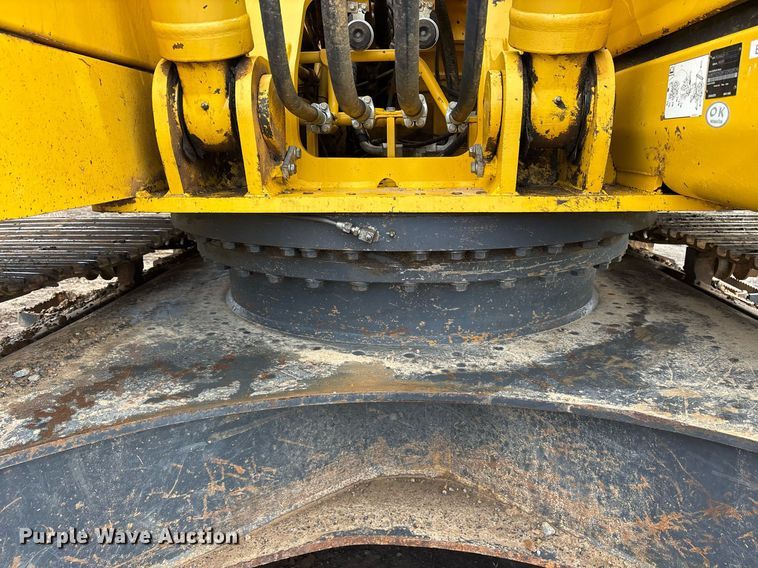 image for item OB9685 2016 Komatsu PC240LC-11 excavator