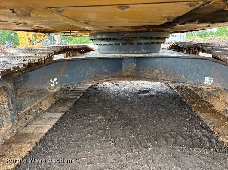 image for item OB9685 2016 Komatsu PC240LC-11 excavator