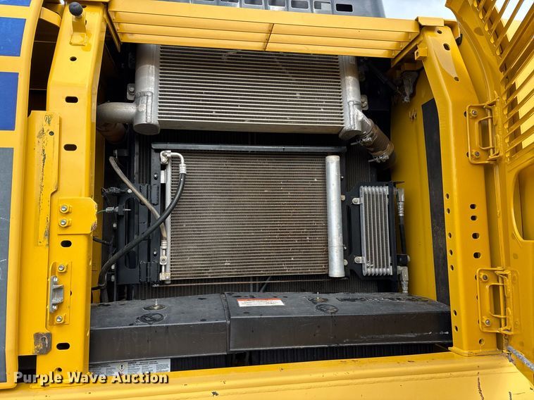 image for item OB9685 2016 Komatsu PC240LC-11 excavator