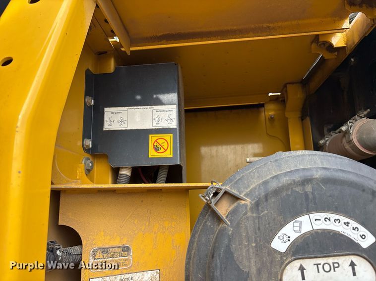 image for item OB9685 2016 Komatsu PC240LC-11 excavator