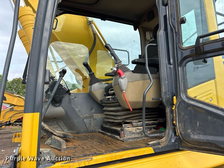 image for item OB9685 2016 Komatsu PC240LC-11 excavator