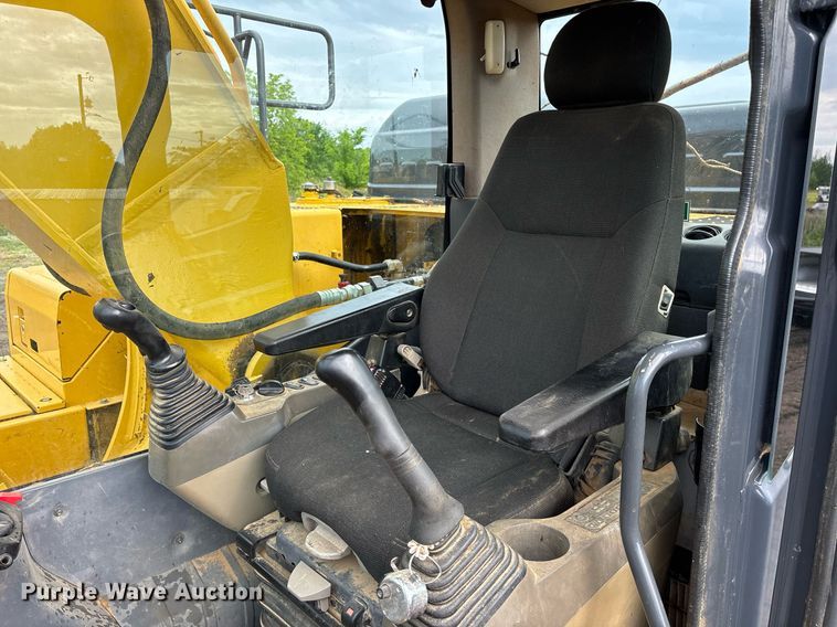 image for item OB9685 2016 Komatsu PC240LC-11 excavator