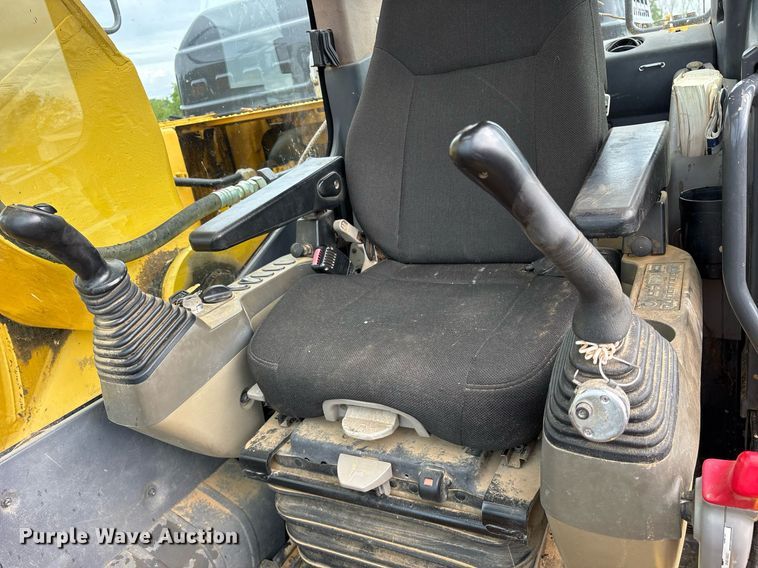image for item OB9685 2016 Komatsu PC240LC-11 excavator