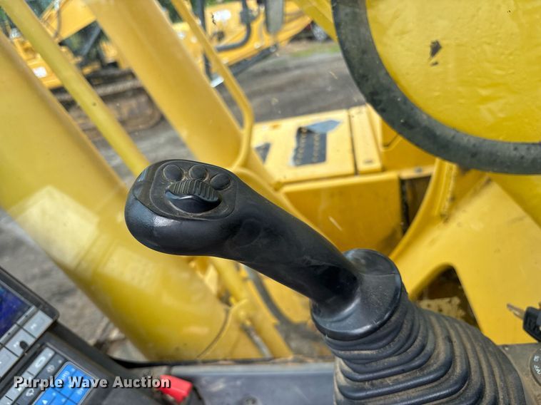 image for item OB9685 2016 Komatsu PC240LC-11 excavator