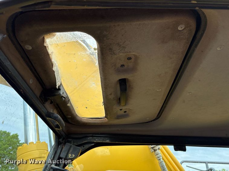 image for item OB9685 2016 Komatsu PC240LC-11 excavator