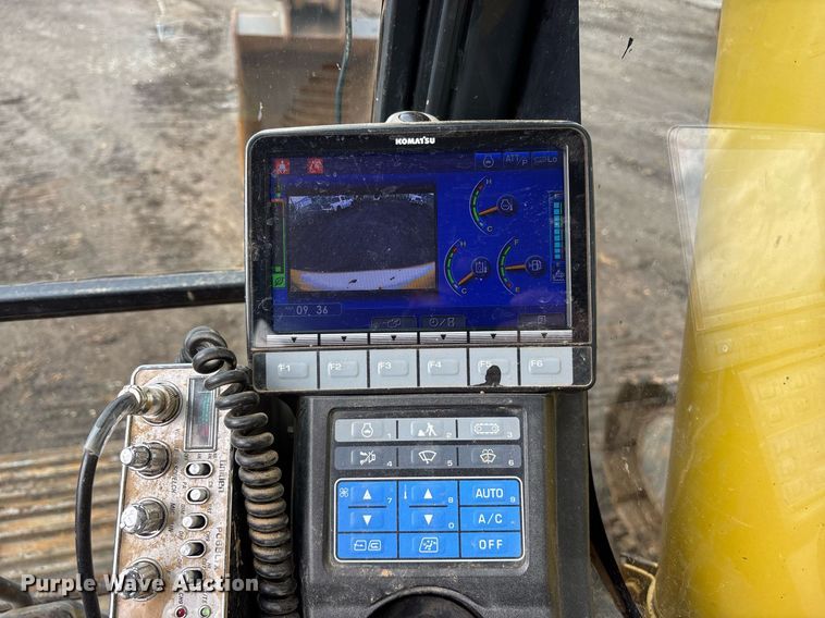 image for item OB9685 2016 Komatsu PC240LC-11 excavator