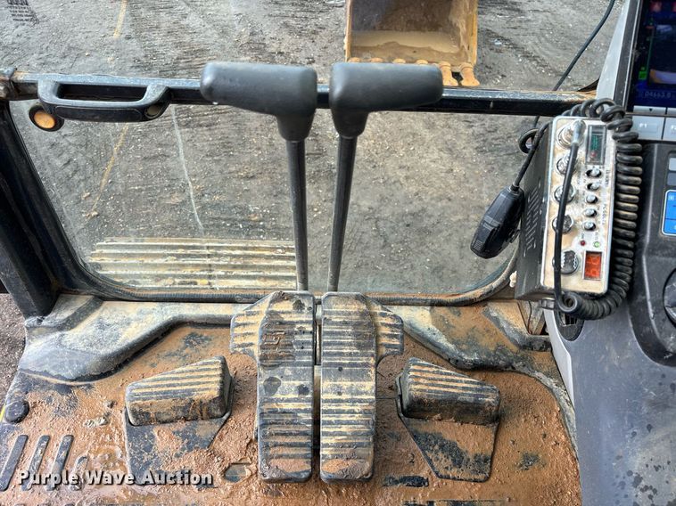 image for item OB9685 2016 Komatsu PC240LC-11 excavator