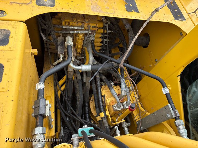 image for item OB9685 2016 Komatsu PC240LC-11 excavator