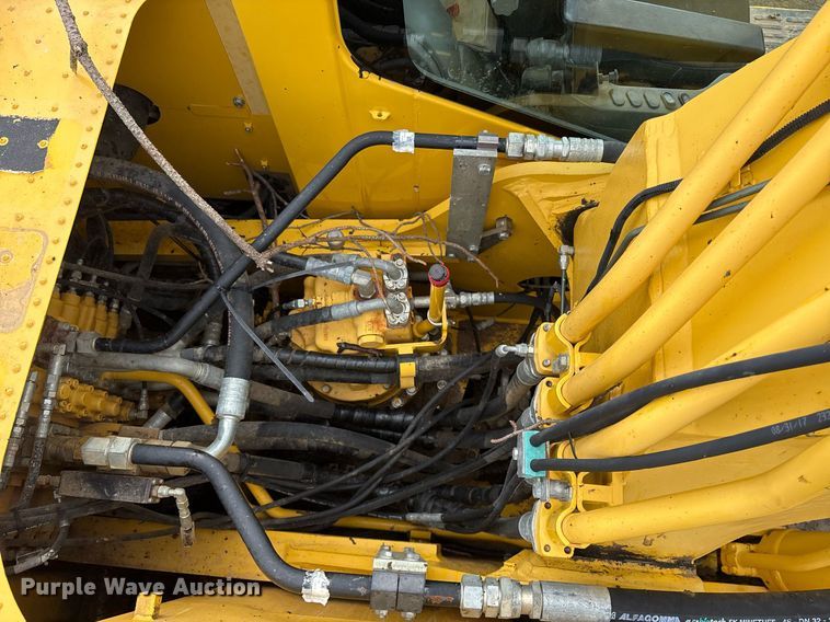 image for item OB9685 2016 Komatsu PC240LC-11 excavator