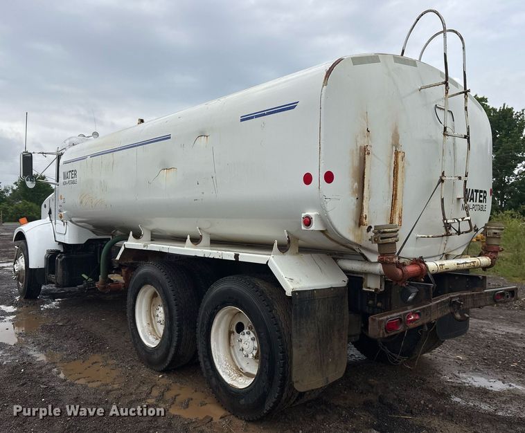 image for item OB9689 2001 Peterbilt 330 water truck