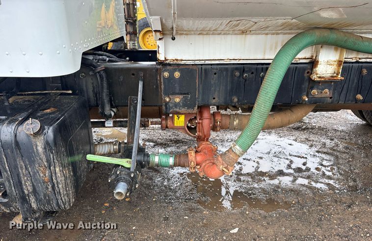 image for item OB9689 2001 Peterbilt 330 water truck