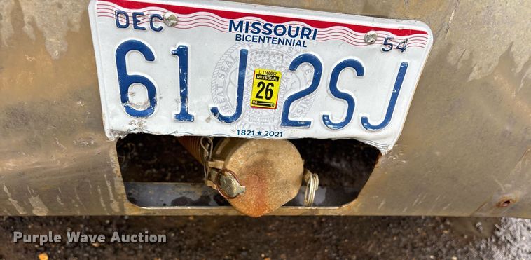 image for item OB9689 2001 Peterbilt 330 water truck