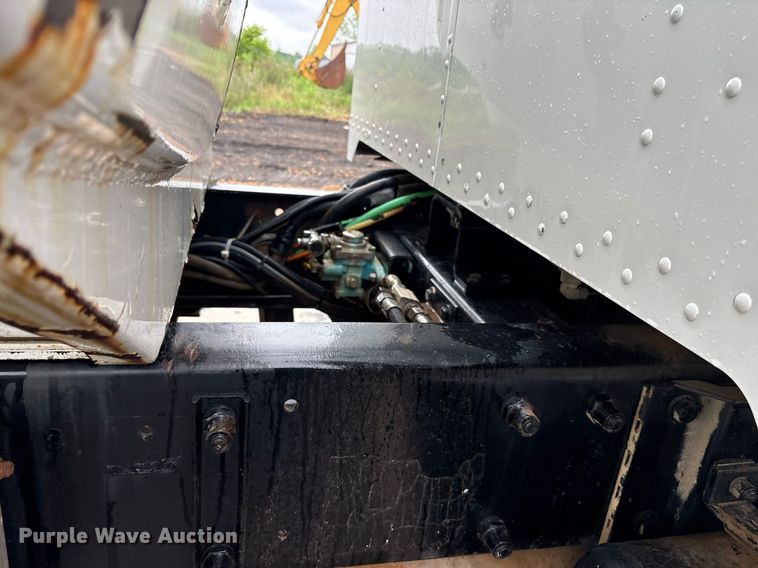 image for item OB9689 2001 Peterbilt 330 water truck