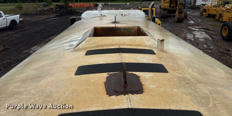 image for item OB9689 2001 Peterbilt 330 water truck