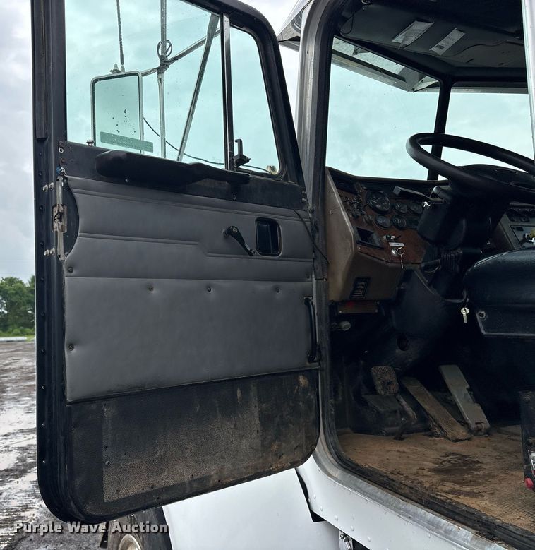 image for item OB9689 2001 Peterbilt 330 water truck