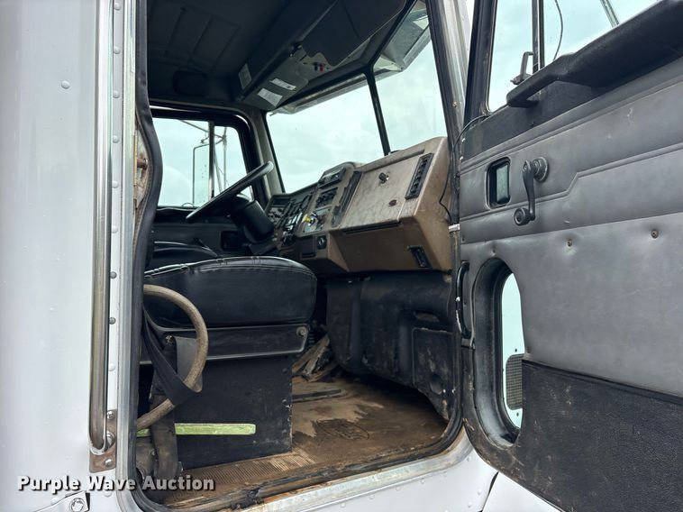 image for item OB9689 2001 Peterbilt 330 water truck