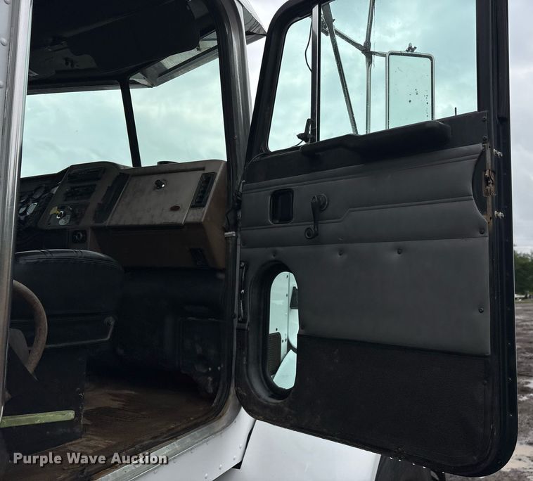 image for item OB9689 2001 Peterbilt 330 water truck