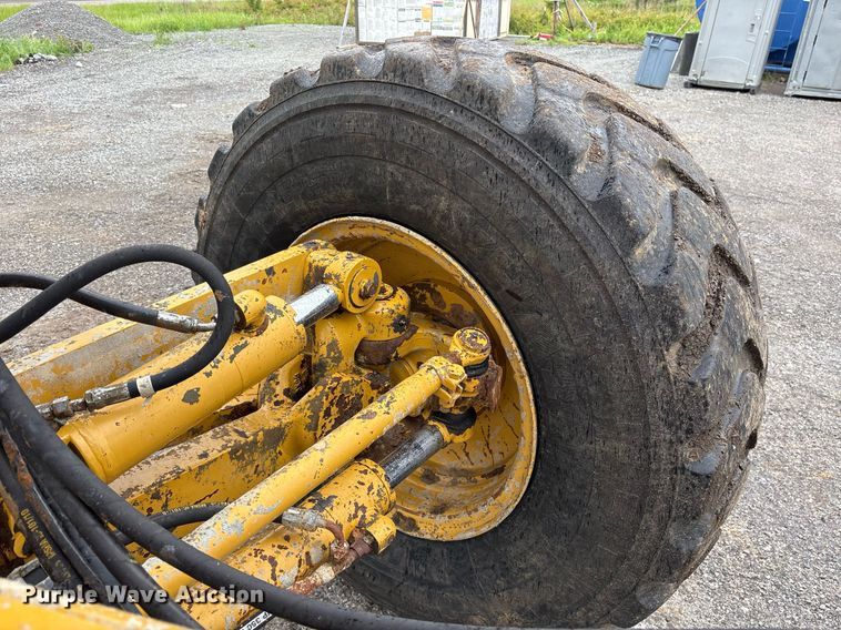 image for item OB9690 2010 Caterpillar 140M motor grader