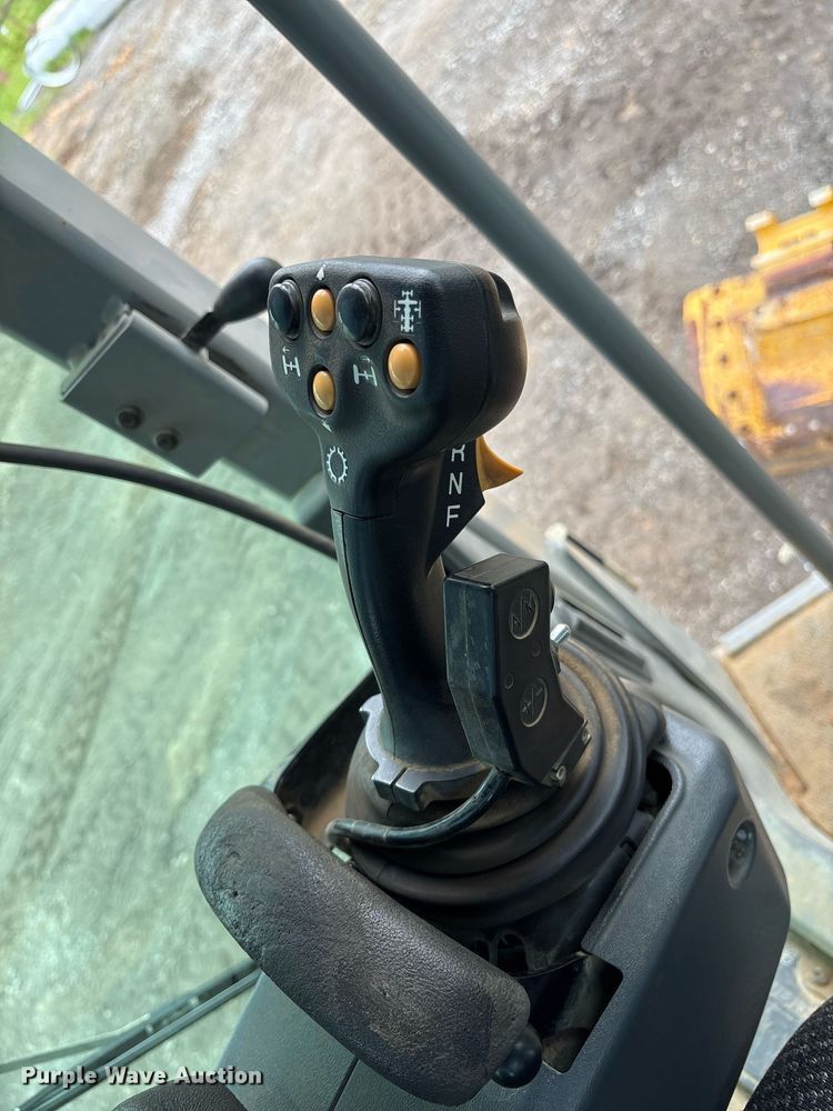 image for item OB9690 2010 Caterpillar 140M motor grader