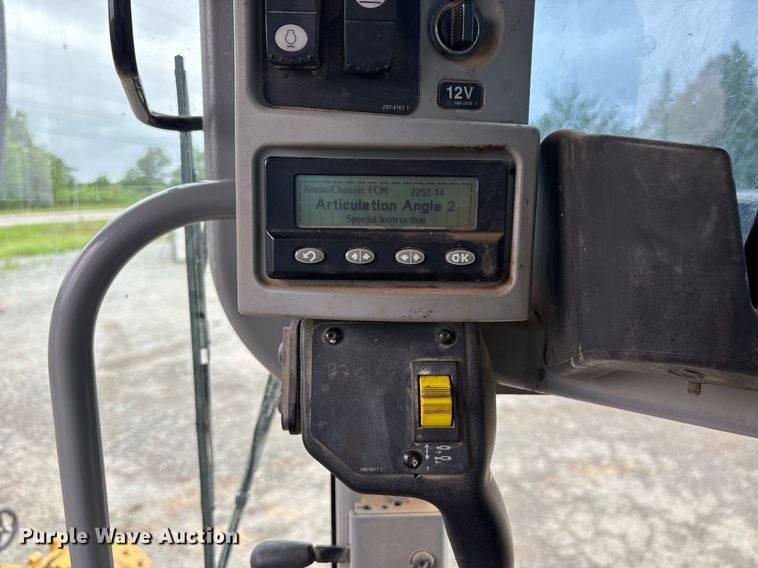 image for item OB9690 2010 Caterpillar 140M motor grader