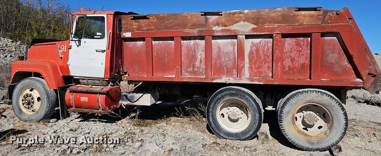 image for item OJ9145 1986 Ford LT9000 dump truck