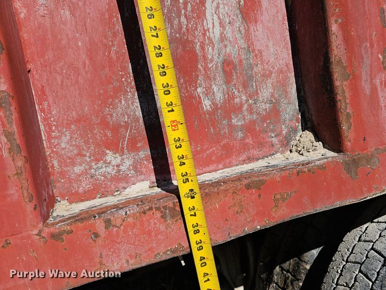 image for item OJ9145 1986 Ford LT9000 dump truck