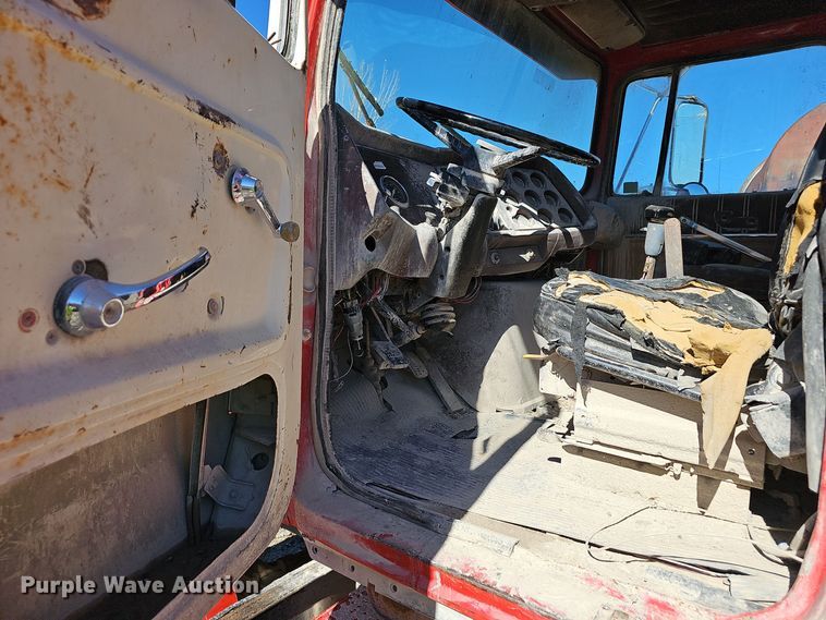 image for item OJ9145 1986 Ford LT9000 dump truck