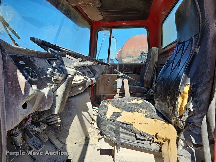 image for item OJ9145 1986 Ford LT9000 dump truck