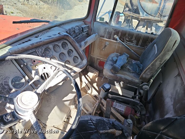 image for item OJ9145 1986 Ford LT9000 dump truck