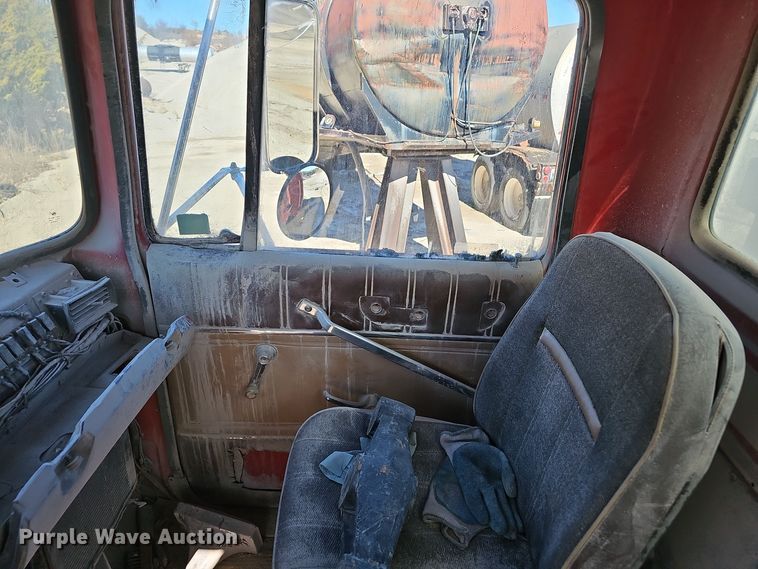 image for item OJ9145 1986 Ford LT9000 dump truck