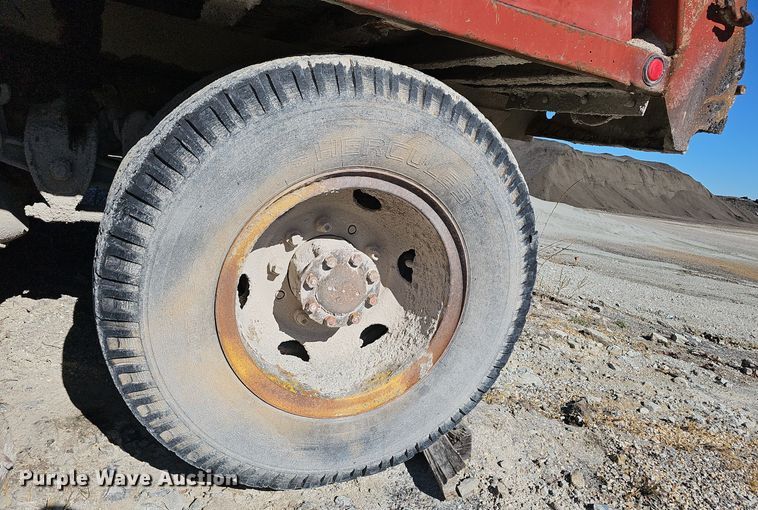 image for item OJ9145 1986 Ford LT9000 dump truck