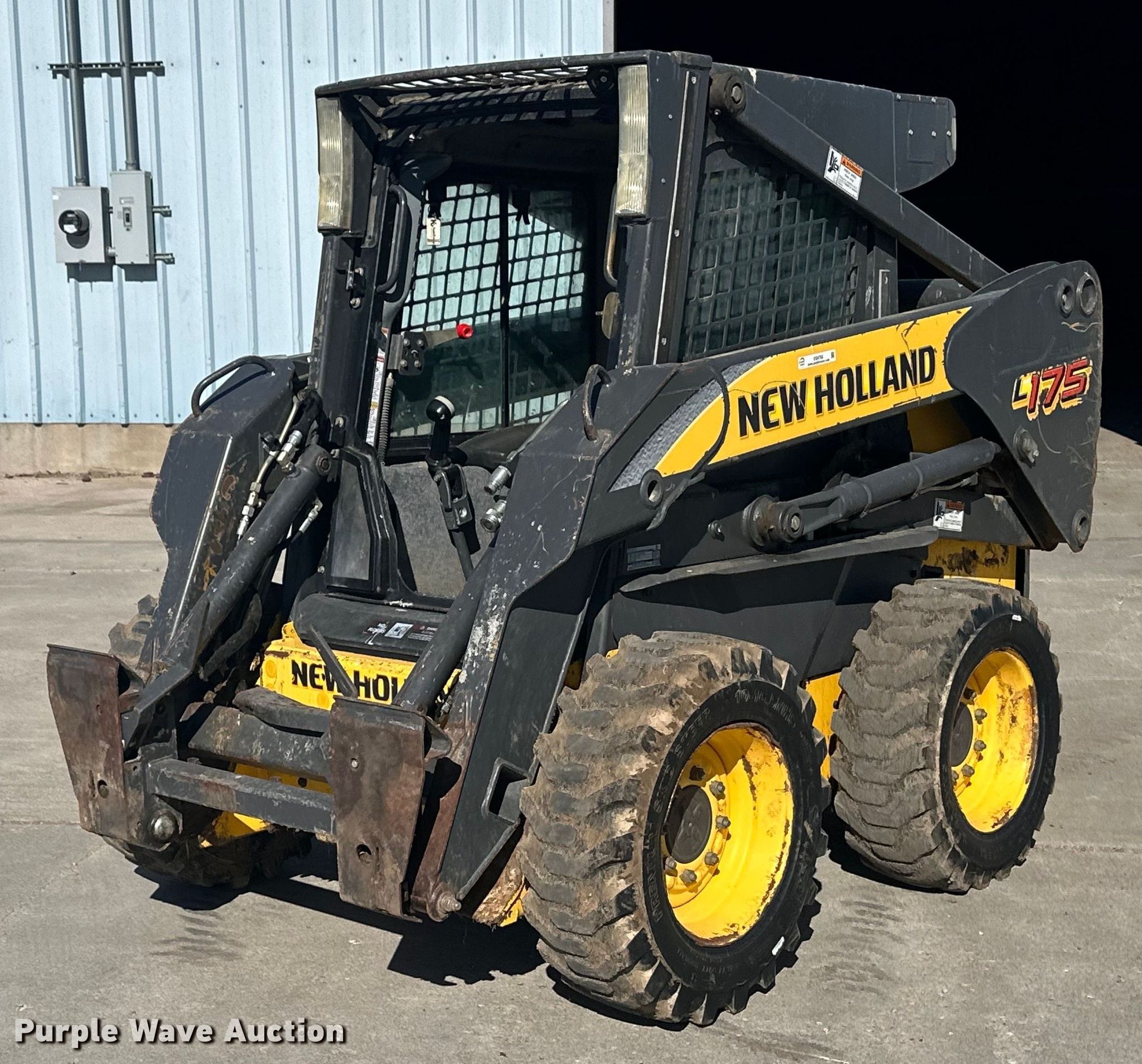2008 New Holland L175 skid steer loader in Dodge City, KS