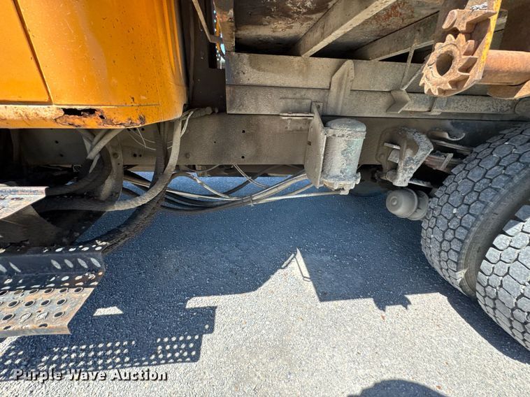 image for item DO0888 1996 International 4900 Crew Cab dump truck