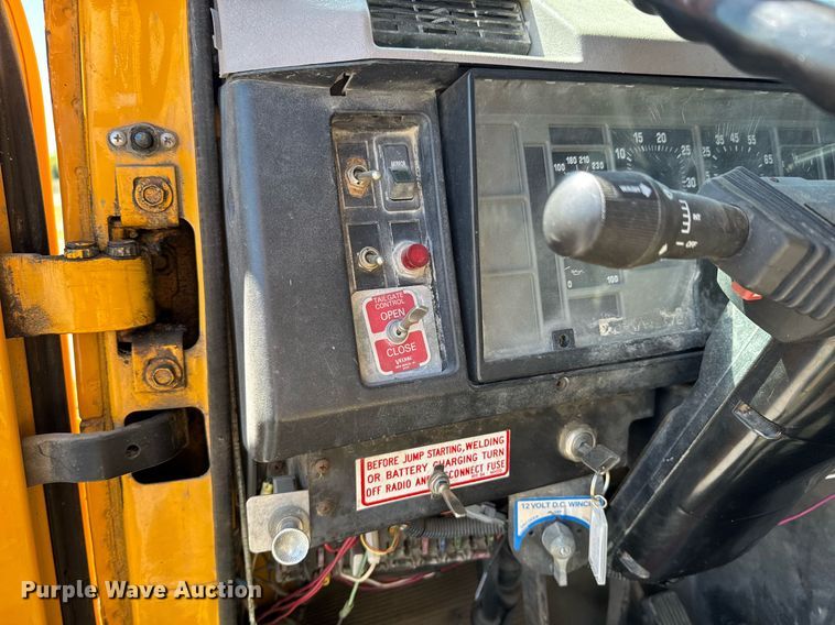 image for item DO0888 1996 International 4900 Crew Cab dump truck