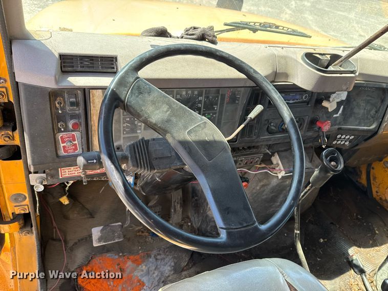 image for item DO0888 1996 International 4900 Crew Cab dump truck