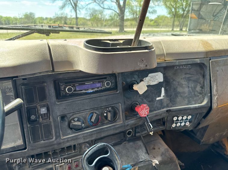 image for item DO0888 1996 International 4900 Crew Cab dump truck