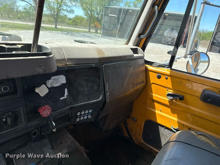 image for item DO0888 1996 International 4900 Crew Cab dump truck