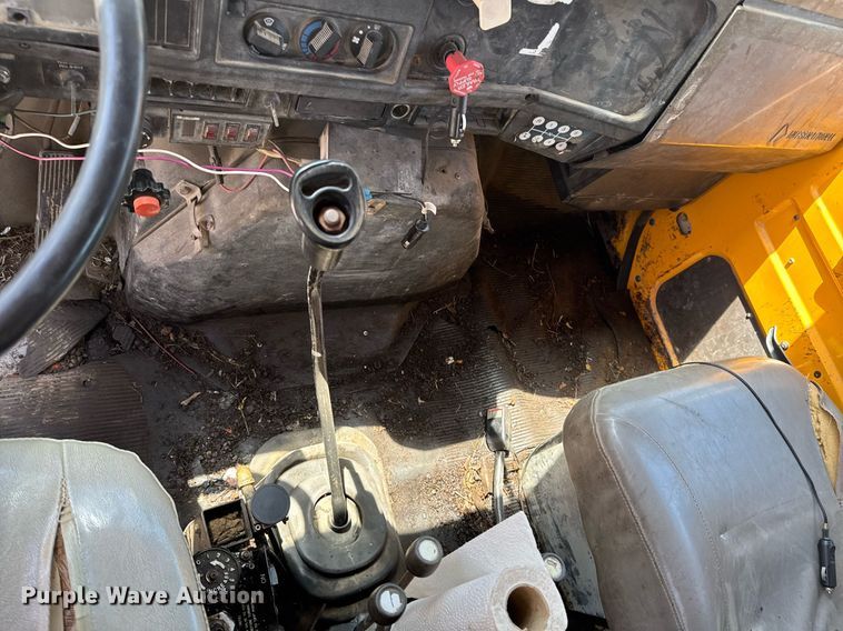 image for item DO0888 1996 International 4900 Crew Cab dump truck