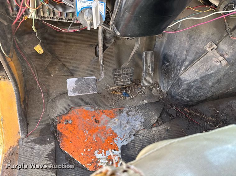 image for item DO0888 1996 International 4900 Crew Cab dump truck