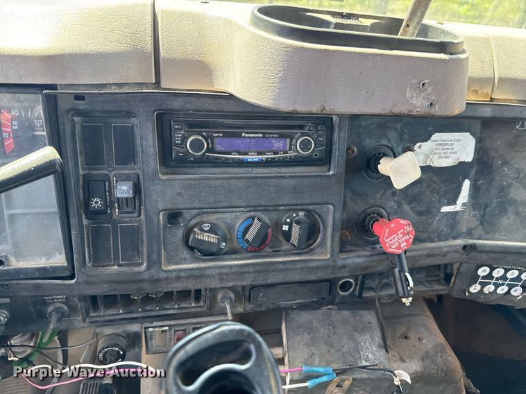 image for item DO0888 1996 International 4900 Crew Cab dump truck