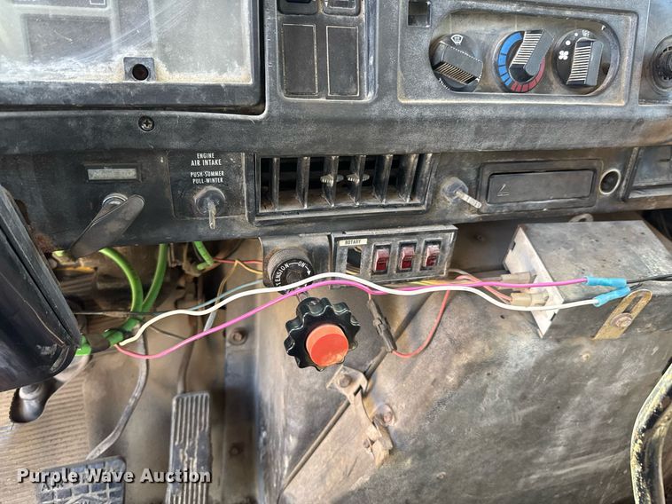 image for item DO0888 1996 International 4900 Crew Cab dump truck